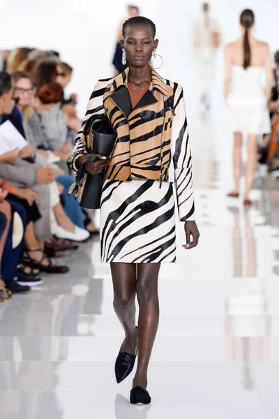 Look 16